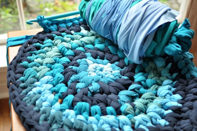 Коврики из старых вещей своими руками: плетение, вязание, шитье и ткачество из старых джинсов, колготок, футболок, полотенец | Крестик